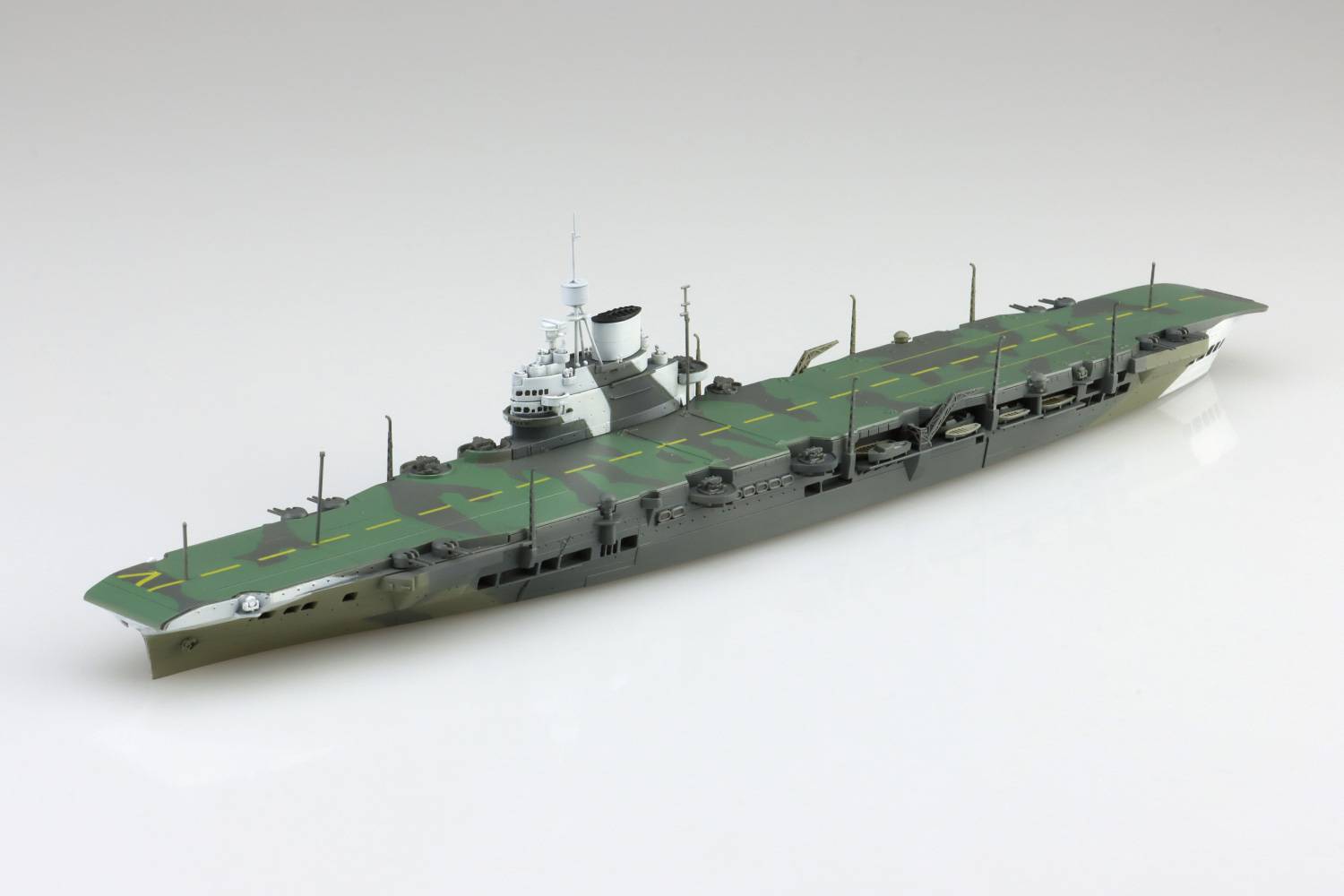 1/700 Waterline No.717: British Navy Aircraft Carrier Victorius [Aoshima]