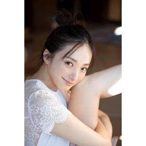 Live In Love: Koiki Nagisa 1st Photobook [Shogakukan Production]
