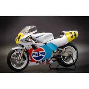 Suzuki RGV-R XR74 1/12: Late Model Ver. - Plastic Model (BIKE13) [Fujimi]