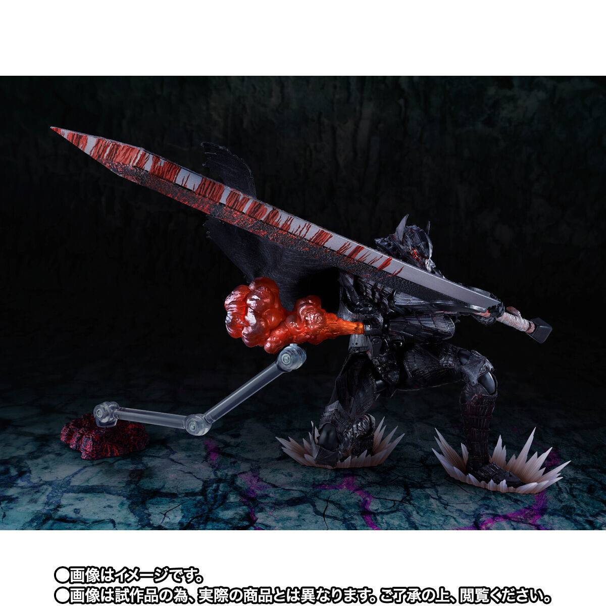 S.H.Figuarts Guts Berserker Armor Passion Battle Ver. tampak dari samping, memperlihatkan jubah dan detail armor